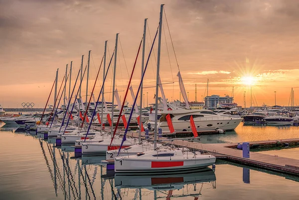 Hermosa Puesta Sol Rosa Puerto Mar Con Yates Amarrados Sochi — Foto de Stock