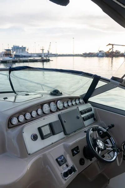 Cockpit Und Bedienfeld Eines Kleinen Marineschiffes Hafen — Stockfoto