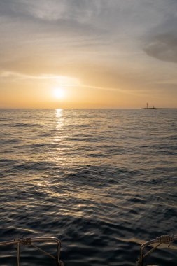 Dalgalar ve köpük Yat geriye. Batan güneşin güzel suya yansıtılır. Arka plan kopya alanı