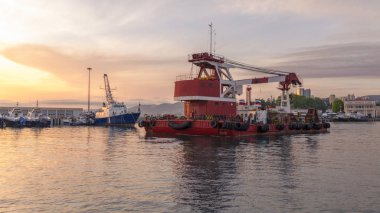 Büyük mavna Port güçlü 100 tonluk vinç ile