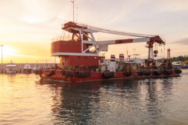 Büyük mavna Port güçlü 100 tonluk vinç ile