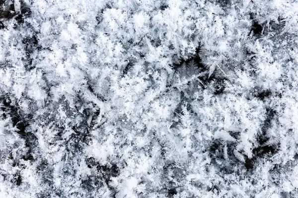 纯净的白色冰晶和雪花在一个黑色的背景 — 图库照片