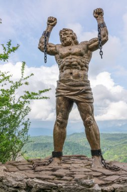 Bir dağın tepesinde bir zinciri kırma Prometheus heykeli. Kartal kayalar, Sochi, Rusya Federasyonu
