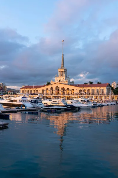 Sochi deniz istasyonu ve yat iskelesi ile bulutlu bir gökyüzü günbatımı sırasında.