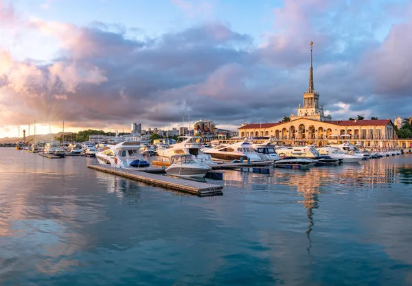 Sochi deniz istasyonu ve yat iskelesi ile bulutlu bir gökyüzü günbatımı sırasında.