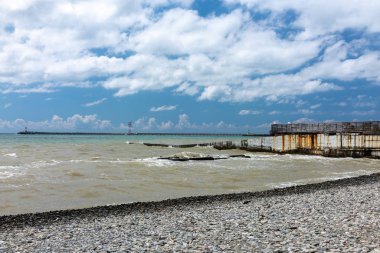 Paslı eski iskele ve denizin dalgaları ile. Pebble Beach.