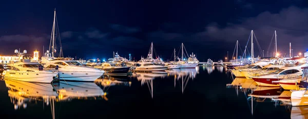 Naves Puerto Bajo Cielo Estrellado Noche Con Reflejo Agua Mar — Foto de Stock