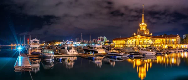 Estação Marítima Sochi Iluminada Com Luzes Noite Com Reflexão Água — Fotografia de Stock