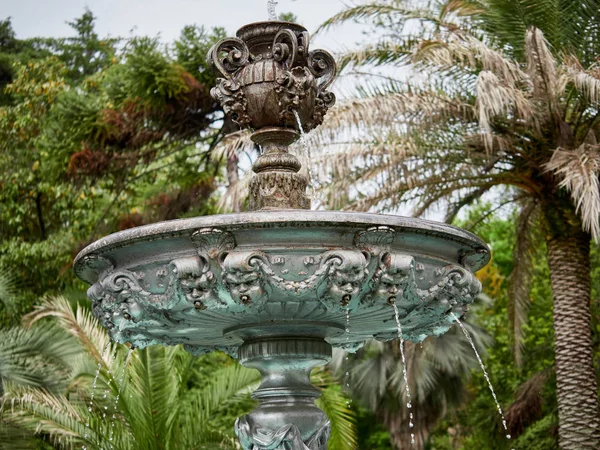 城市公园中天使形式的喷泉 — 图库照片