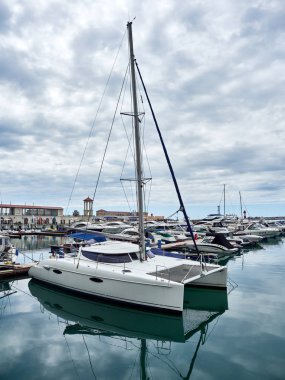 Deniz Yat-katamaran limana demirledi