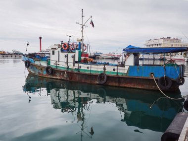 Eski paslı balıkçı teknesi limanda demirledi