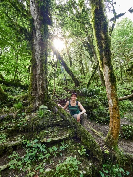 Kız yoğun yeşil yağmur ormanlarında