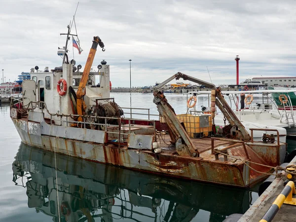 Eski paslı balıkçı teknesi limanda demirledi