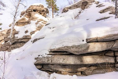 Granit kayalar karla kaplı katmanlı