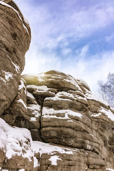 Granit kayalar kar mavi gökyüzü ile kaplı, katmanlı