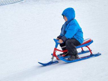 Kış kızak çocukta dağda rides