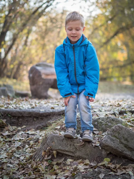 Ένα 7-year-old αγόρι έτοιμο να πηδήσει στο πάρκο φθινόπωρο — Φωτογραφία Αρχείου