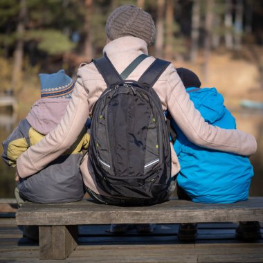 İki genç oğlu anası bir bankta oturup