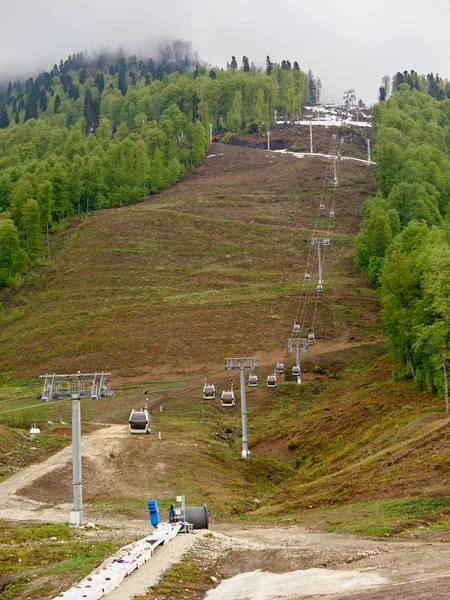 Seilbahn am Frühlingshang mit geschmolzenem Schnee — Stockfoto