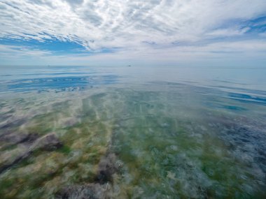 Denizin üzerinde düşük yoğun bulutlar.