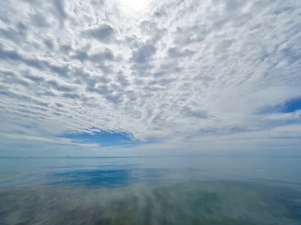 Nuvens baixas e densas sobre o mar . — Fotografia de Stock