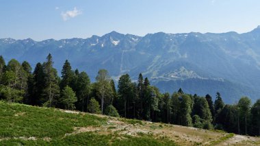 Teleferik bulutlu yaz gün kayak yamacında.