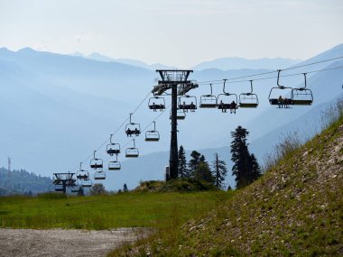 Teleferik bulutlu yaz gün kayak yamacında.