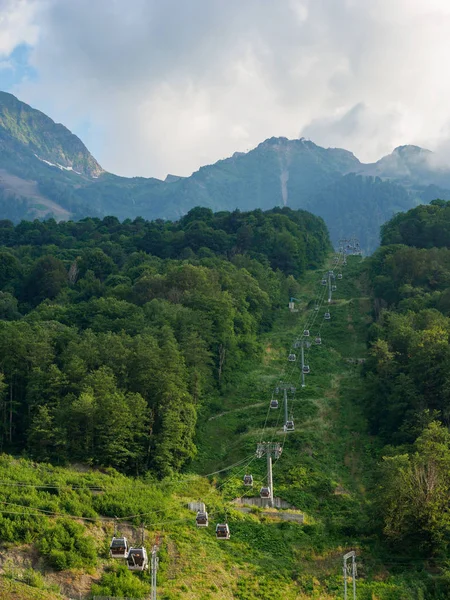 Seilbahn auf der Skipiste an einem bewölkten Sommertag. — Stockfoto