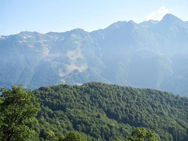 Cordillera con las laderas verdes en un día claro de verano — Foto de Stock