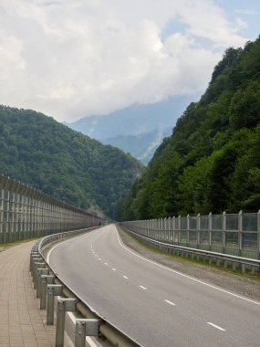 Modern yolun yeşil dağların arasında