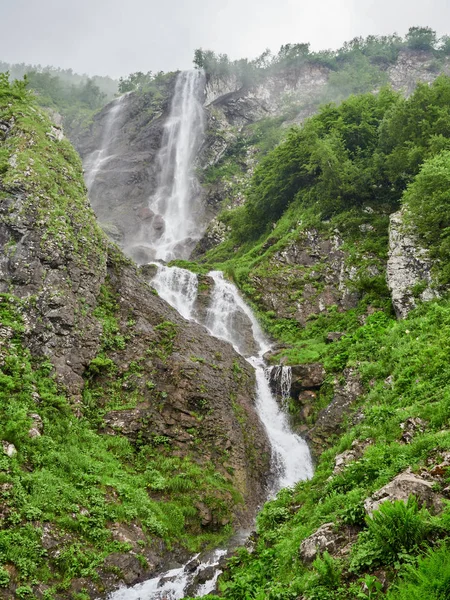 Vistas de las verdes montañas con la cascada más alta — Foto de Stock