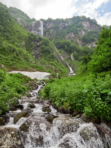 Vistas de las verdes montañas con la cascada más alta — Foto de Stock