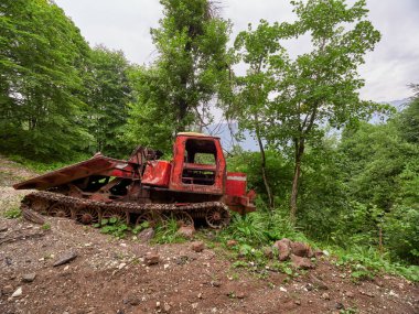 Yaz aylarında kayak pisti üzerinde terk edilmiş snowcat