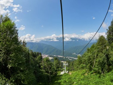 Teleferik yeşil dağ yamacı iner