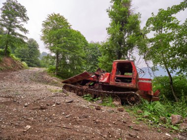 Yaz aylarında kayak pisti üzerinde terk edilmiş snowcat