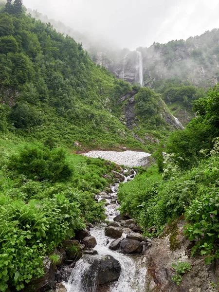 Vistas de las verdes montañas con la cascada más alta — Foto de Stock