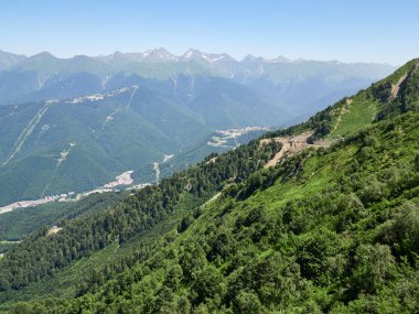Apartmanlar, teleferik dağlarla çevrili Vadisi panoramik manzaralı.