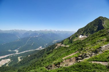 Apartmanlar, teleferik dağlarla çevrili Vadisi panoramik manzaralı.