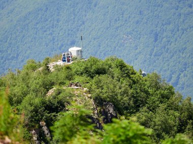 Anti-çığ cannon ve bir dağ başında meteoroloji istasyonu