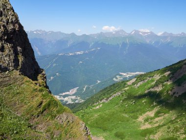 Bir vadi konut evleri ile kayadır hangi önünde bir yüksek dağ yamacında.