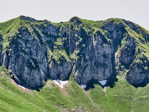 Гірський хребет зі скелями та деревами на тлі чистого блакитного неба . — стокове фото