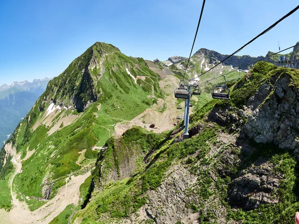 Bergkette und Tal mit Seilbahn, Blick aus der Höhe. — Stockfoto
