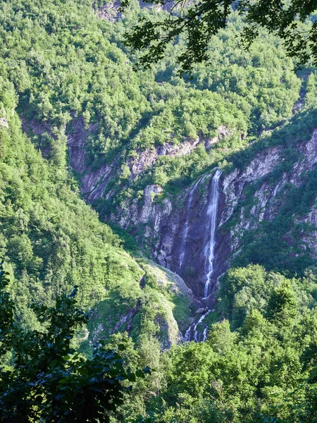 Majestätische Aussicht auf die grünen Berge mit dem höchsten Wasserfall — Stockfoto