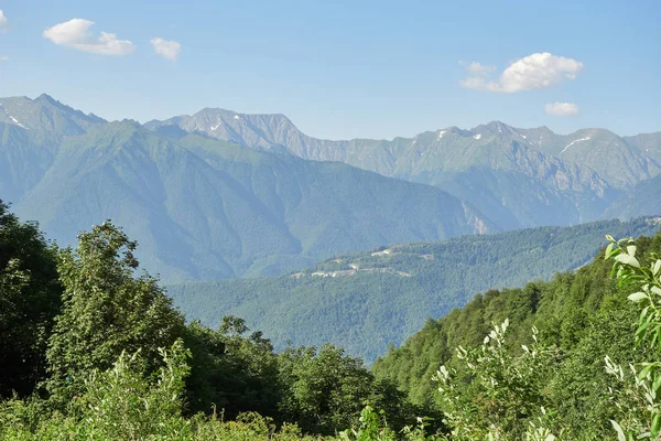 Καταπράσινη πλαγιά του βουνού με ελικοειδή δρόμο που κατεβαίνει στην κοιλάδα. — Φωτογραφία Αρχείου