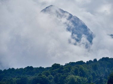 Yeşil dağ yamacı teleferik ve Kayak pistlerinin gün bulutlu yaz ile