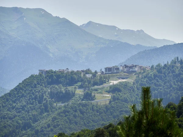 Hotel en las montañas entre el bosque verde. Krasnaya Polyana, Sochi, Rusia —  Fotos de Stock