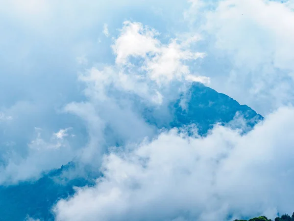 Ağır Sis bulutlu bir günde dağlarda. Yeşil ile yüksek dağ yamaçlarında gizli bulutlar ve sis. — Stok fotoğraf