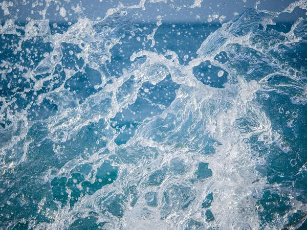 Fröccsenő víz ellen, a tenger egy napsütéses nyári napon — Stock Fotó