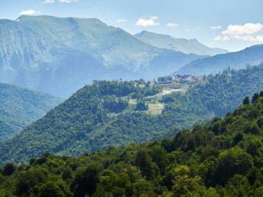 Otel yeşil orman arasında dağlarda. Krasnaya Polyana, Sochi, Rusya Federasyonu