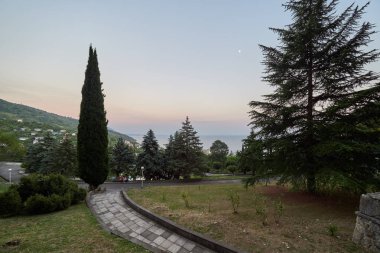 Eski Park konut binaları ile Sahil görünümünü.